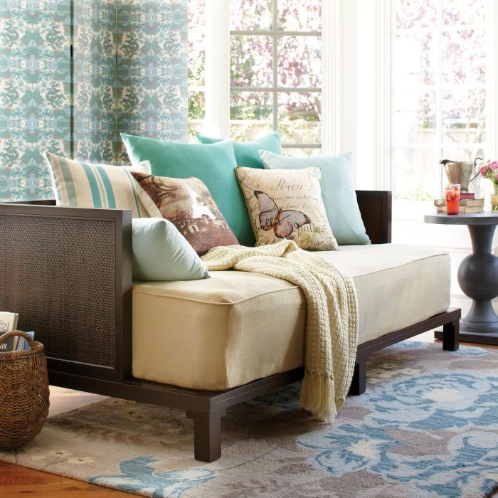 How to decorate a bedroom with a daybed