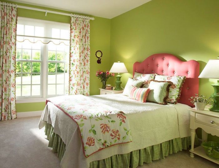 How to decorate a pink and green bedroom