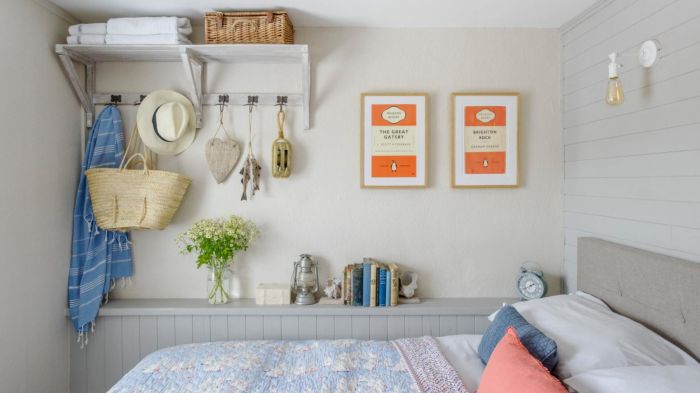 How to decorate a very small bedroom