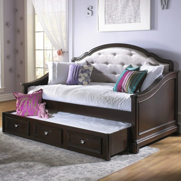 How to decorate a bedroom with a daybed