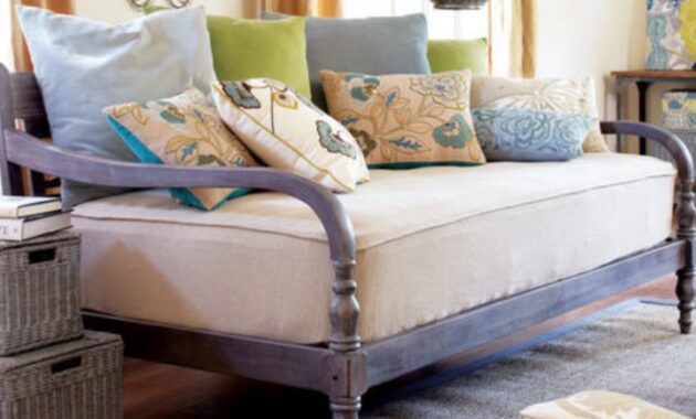 Daybed decorating lulu ideas use dk dreamy ways love shelter cottage like sofa filed under bedroom