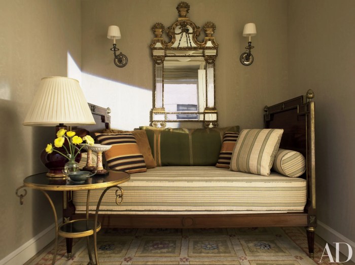 How to decorate a bedroom with a daybed