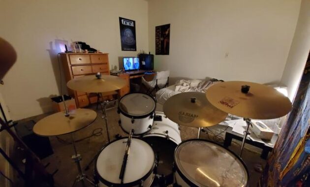 How to decorate a bedroom with a drum