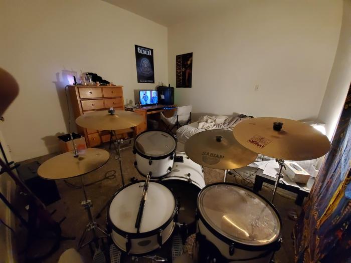 How to decorate a bedroom with a drum