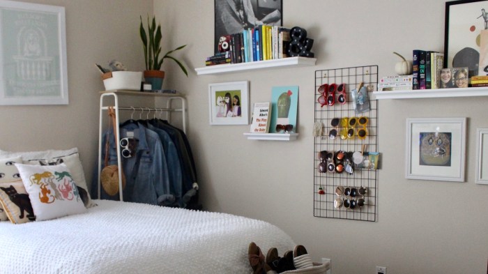 How to decorate a very small bedroom