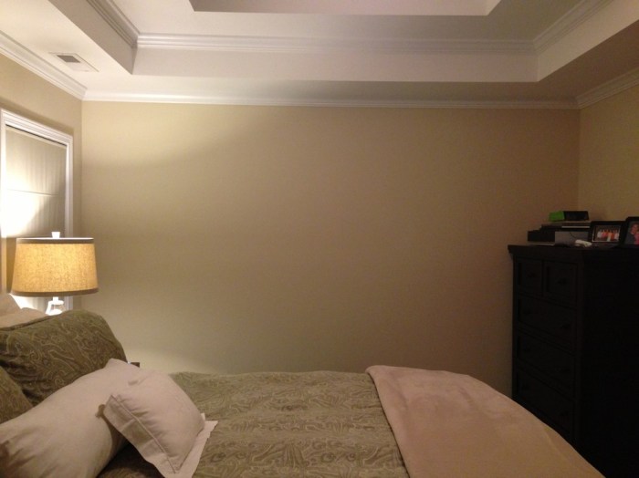 How to decorate a blank wall in bedroom